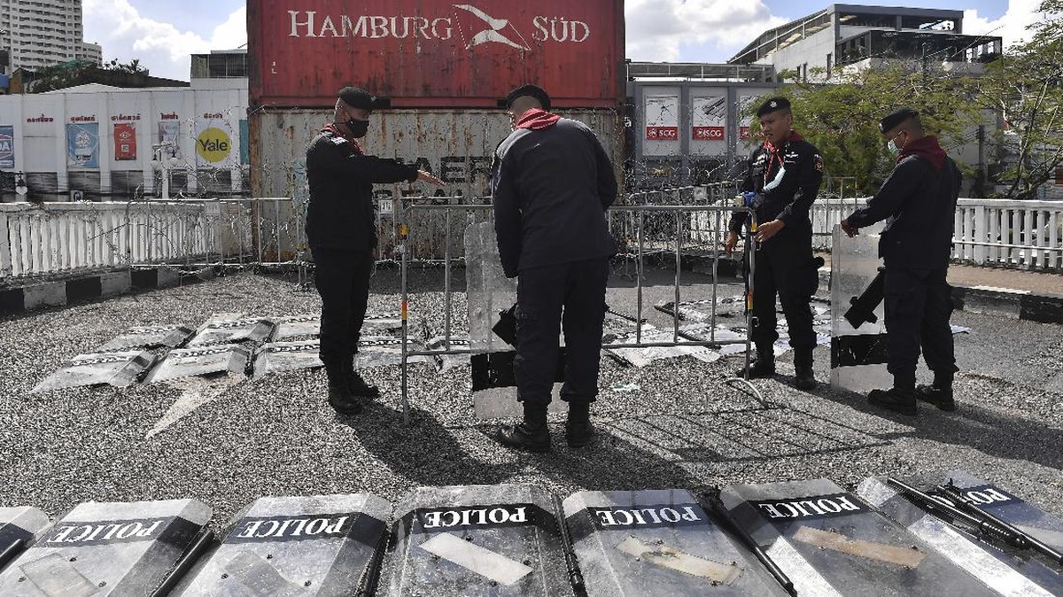 FOTO: Barikade Peti Kemas Untuk Halangi Pendemo Thailand