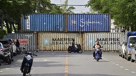 FOTO: Barikade Peti Kemas Untuk Halangi Pendemo Thailand