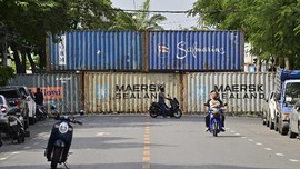FOTO: Barikade Peti Kemas Untuk Halangi Pendemo Thailand