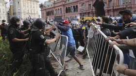 Berebut Lihat Peti Mati Maradona, Fan Ricuh dengan Polisi