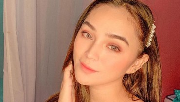 img-title Pilihan Shoumaya Tazkiyyah antara Ciuman dan Bikini