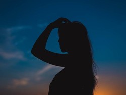 Wajahnya Bikin Heran Petugas, Wanita Ini Diminta Hapus Riasan di Bandara China