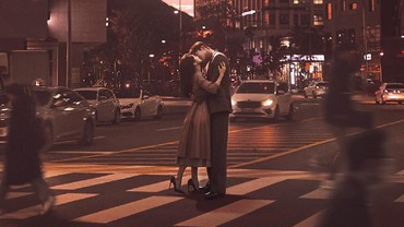 img-title Romantis, Rowoon SF9 Cium Mesra Won Jin Ah di Tengah Jalan Raya