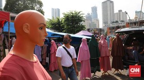 FOTO: Pedagang, Pantang Pulang Meski Sepi Pembeli