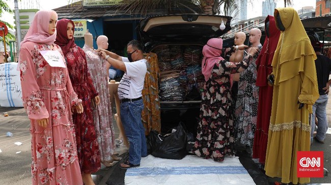 FOTO: Pedagang, Pantang Pulang Meski Sepi Pembeli