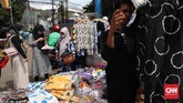 FOTO: Pedagang, Pantang Pulang Meski Sepi Pembeli Sejumlah pedagang di Pasar Tasik, Tanah Abang pantang pulang walau sepi pembeli di tengah pandemi virus corona.
