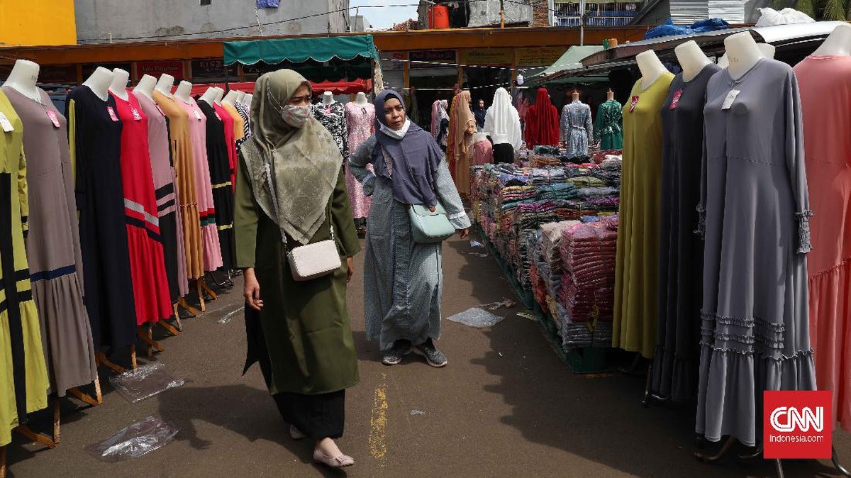 FOTO: Pedagang, Pantang Pulang Meski Sepi Pembeli