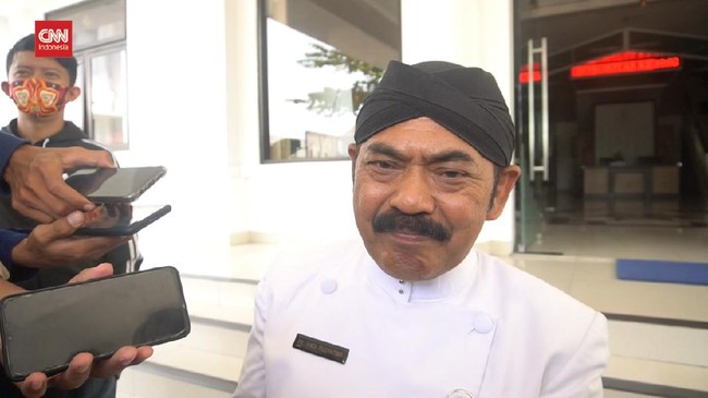 Wali Kota Solo FX Hadi Rudyatmo mengusir saksi dari pihak BaJo dari TPS lantaran khawatir dengan penyebaran virus corona.
