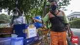 FOTO: Nasi Kuning Pandemi Rp3.000 di Jakarta Seorang pengusaha berinisiatif membuka warung nasi kuning murah Rp3.000,- khusus bagi mereka yang membutuhkan makanan terjangkau selama pandemi.
