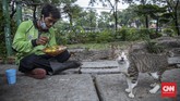 FOTO: Nasi Kuning Pandemi Rp3.000 di Jakarta Seorang pengusaha berinisiatif membuka warung nasi kuning murah Rp3.000,- khusus bagi mereka yang membutuhkan makanan terjangkau selama pandemi.