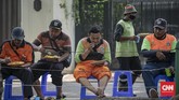 FOTO: Nasi Kuning Pandemi Rp3.000 di Jakarta Seorang pengusaha berinisiatif membuka warung nasi kuning murah Rp3.000,- khusus bagi mereka yang membutuhkan makanan terjangkau selama pandemi.