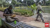 FOTO: Nasi Kuning Pandemi Rp3.000 di Jakarta Seorang pengusaha berinisiatif membuka warung nasi kuning murah Rp3.000,- khusus bagi mereka yang membutuhkan makanan terjangkau selama pandemi.