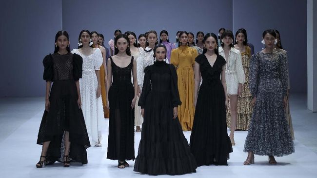 Leslie Tobing, direktur kreatif baru 'Barli Asmara Prêt-à-Porter', memilih untuk merayakan hidup dan karya Barli Asmara lewat pertunjukan di JFW 2021.