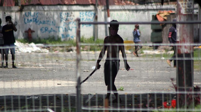 Massa pendukung Gubernur Papua Lukas Enembe mendatangi Mako Brimob Kotaraja, Jayapura, Papua dengan membawa panah dan senjata tajam.