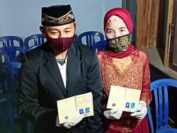 Dinikahi Duda Usia 29, Nenek Yainem Senang Kini Tak Sendiri Lagi