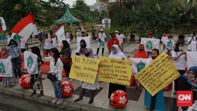 Tanggapi 'Hancurkan Risma', Emak-emak Gelar Aksi Tandingan