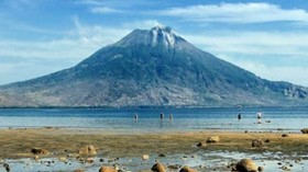 Gunung Ile Lewotolok di NTT Erupsi, Bandara Wanopoto Ditutup