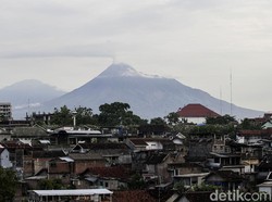 Jarak Luncur Awan Panas Gunung Merapi Pagi Tadi Kurang dari 1 Kilometer
