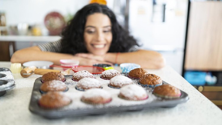 ilustrasi bisnis rumahan Portrait of middle aged woman in her kitchen