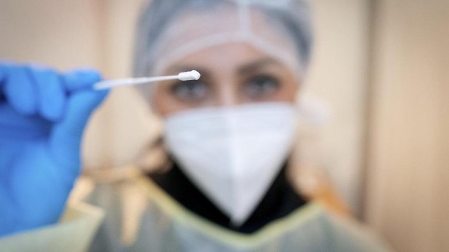 Pemerintah mewajibkan wisatawan untuk melakukan rapid test antigen sebagai syarat masuk Bali.
