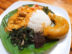 Kedai Sutan Makmur: Lamak Bana! Nasi Kapau dengan Gulai Tambusu dan Dendeng Lambok
