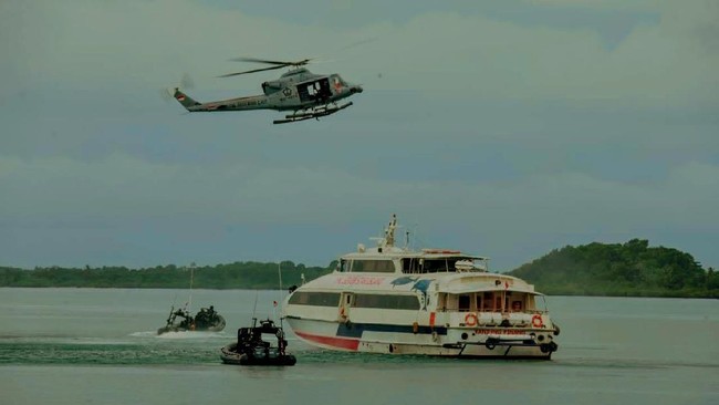 TNI membebaskan WNI dan WNA sandera teroris di Selat Malaka dalam latihan penanggulangan teroris di Kepulauan Riau.