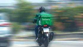 Cerita Kurir Paket, Mengantar Sukacita Jelang Hari yang Fitri