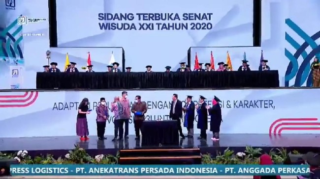 Politeknik LP3I Jakarta melaksanakan kegiatan wisuda dengan konsep Blended Graduation di Trans Studio Cibubur.