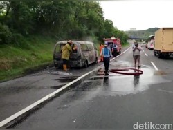Diduga Konsleting, Sebuah Minibus Terbakar di Tol Cipularang