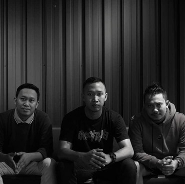 Lirik Lagu Menepi - Ngatmombilung