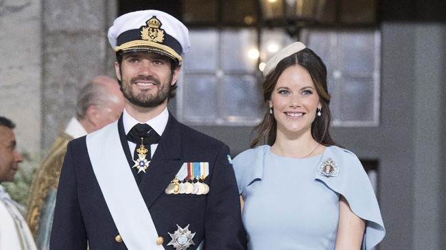 Pangeran Swedia Carl Philip dan istri Putri Sofia dinyatakan positif virus corona. Kini keduanya menjalani isolasi mandiri.