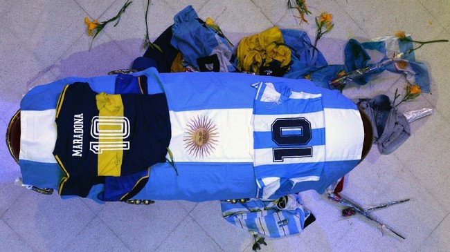 Berikut percakapan telepon darurat yang diduga dari dokter pribadi Diego Maradona, Leopoldo Luque, saat detik-detik terakhir kematian sang 'dewa' Argentina.