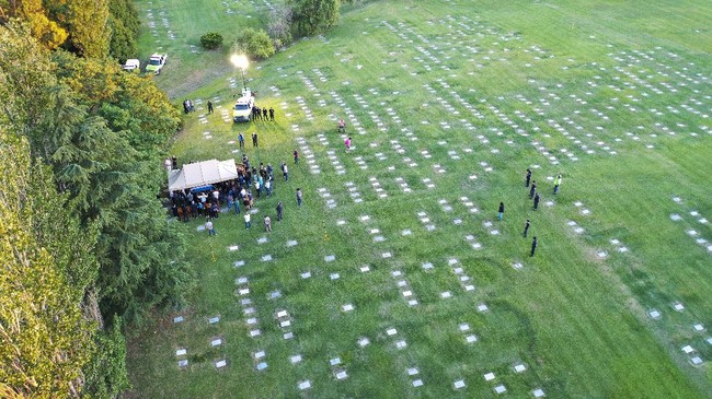 Ratusan fan sempat memblokade jalur masuk ke Pemakaman Jardin Bella Vista sebelum mobil jenazah Diego Maradona datang.