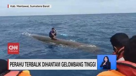 VIDEO: Perahu Terbalik Dihantam Gelombang Tinggi
