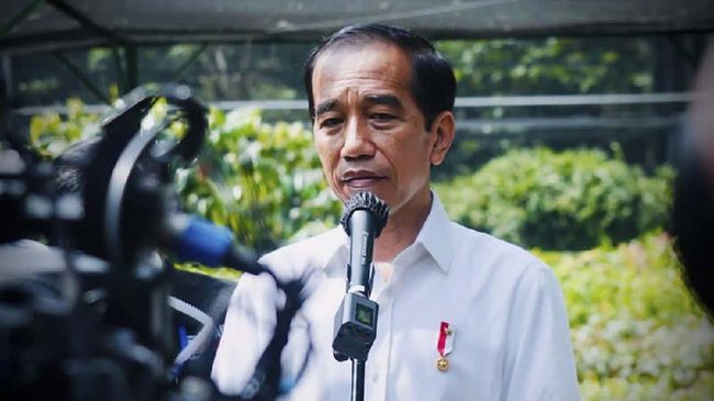 Jokowi Minta Menkeu Siapkan Duit Vaksin Gratis ke Semua Warga Presiden Jokowi meminta Menkeu Sri Mulyani untuk merealokasi anggaran vaksin corona gratis ke seluruh warga untuk 2021.