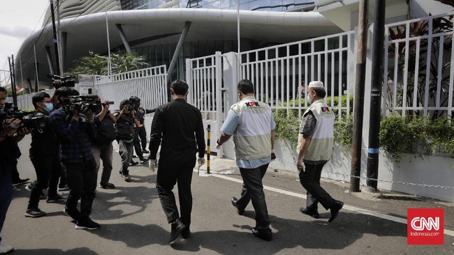 KPK mengamankan 8 sepeda, uang Rp4 miliar dan pelbagai berkas serta bukti elektronik terkait izin ekspor benih lobster dari rumah dinas Edhy Prabowo.