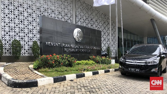Sejumlah perwira aktif TNI dan Polri diketahui memiliki posisi penting di KKP, di mana beberapa adalah perwira tinggi atau jenderal.