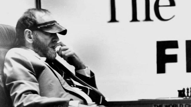 Pecatur andal yang sudah dikenal sejak kecil seperti Elizabeth Harmon dalam serial The Queen's Gambit ada di dunia nyata, ia adalah Bobby Fischer.