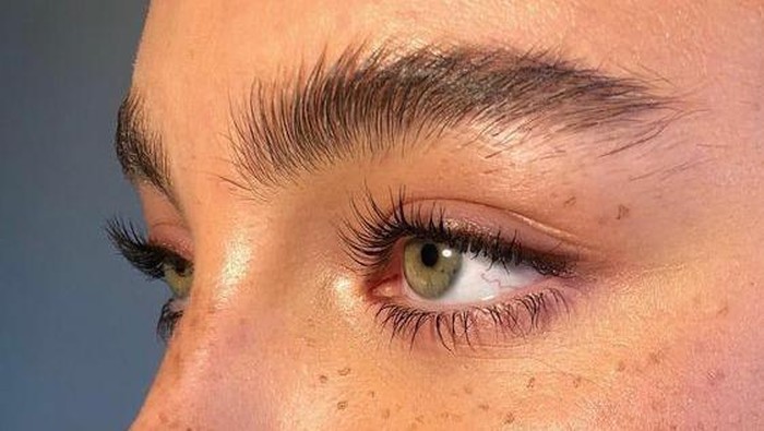 Ikuti Langkah Mudah Membuat Feathery Brows ala MUA untuk Makeup Editoral