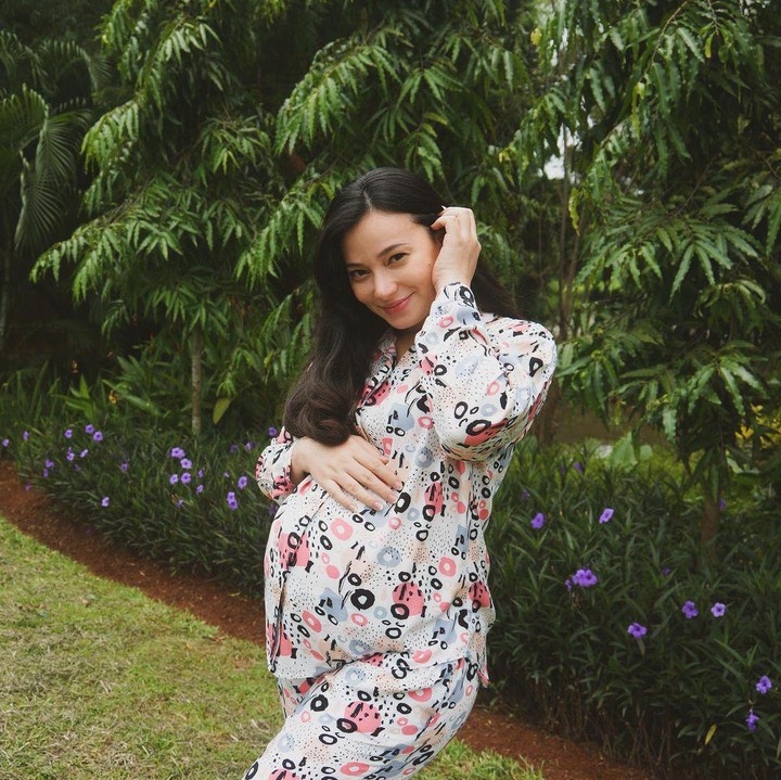 <p>Piama juga menjadi pilihan yang nyaman bagi calon Bunda satu ini. Meski perutnya sudah membesar, tapi tetap sedap dipandang ya. (Foto: Instagram @asmirandah89)</p>