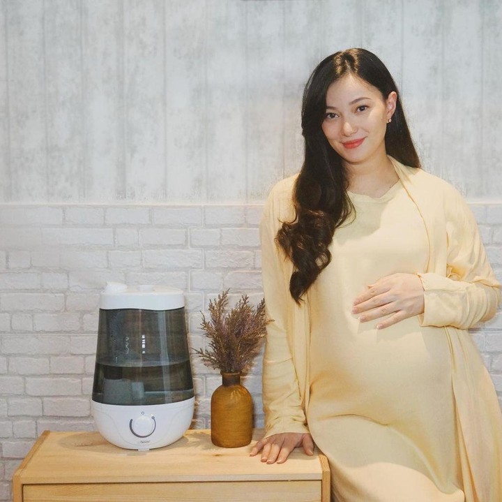 <p>Kehamilan Asmirandah sudah masuk trimester 3, namun penampilan istri Jonas Rivano ini tetap cantik mempesona ya, Bunda. (Foto: Instagram @asmirandah89)</p>