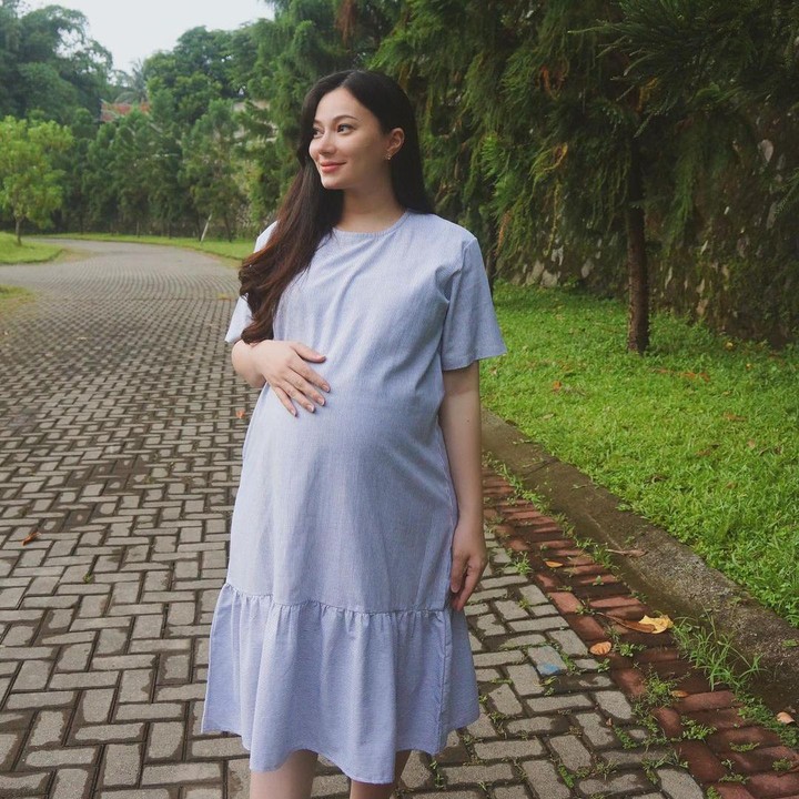 <p>Sedangkan untuk keluar rumah, artis sinetron ini memilih untuk mengenakan midi dress dengan ruffles di bagian bawahnya, Jadi tetap modis lho. (Foto: Instagram @asmirandah89)</p>