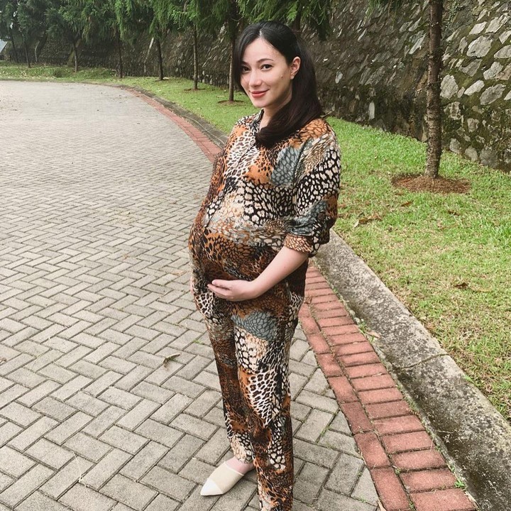 <p>Selain baju yang nyaman, ternyata Asmirandah juga sudah memilih baju yang memudahkan untuk menyusui lho. Apalagi kalau bukan baju kancing depan. (Foto: Instagram @asmirandah89)</p>