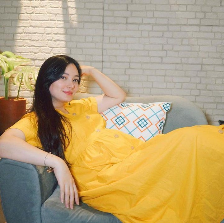 <p>Nah, ini penampilan Asmirandah beberapa hari lalu dengan kenaikan berat badan mencapai 19 kilogram. Nampaknya tak banyak berubah ya, Bunda, selain baby bump yang ia pamerkan. Semoga sehat hingga persalinan ya. (Foto: Instagram @asmirandah89)</p>