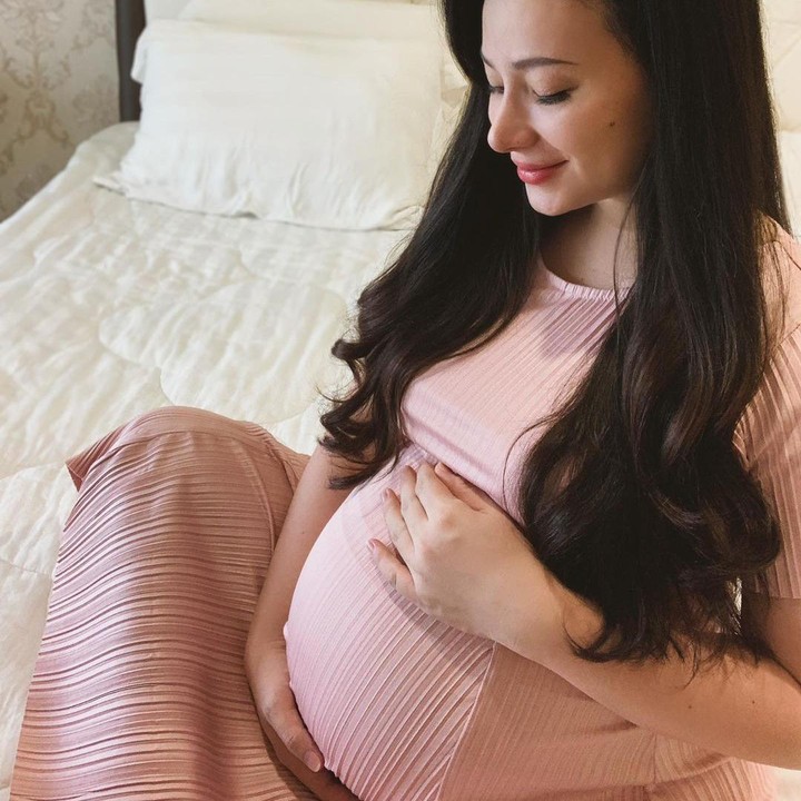 <p>Ternyata, kehamilan Asmirandah sudah masuk 36 minggu alias 9 bulan. Wah sudah tinggal menghitung hari ya. Katanya, Asmirandah sudah enggak sabar menanti si kecil lahir ke dunia. (Foto: Instagram @asmirandah89)  </p>