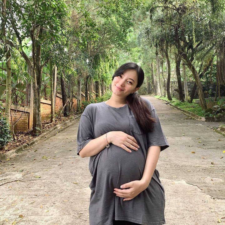 <p>Asmirandah menceritakan kalau saat hamil awalnya naik 10 kg, sehingga lebih nyaman mengenakan baju-baju milik suami yang longgar nih. (Foto: Instagram @asmirandah89)</p>