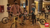 FOTO : Gowes Sepeda Keliling Mal di Jakarta Sebuah pusat perbelanjaan di kawasan Jakarta Selatan menyedikan layanan bersepeda keliling mal untuk menarik minat pengunjung yang berkurang selama pandemi.