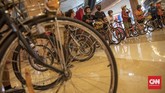 FOTO : Gowes Sepeda Keliling Mal di Jakarta Sebuah pusat perbelanjaan di kawasan Jakarta Selatan menyedikan layanan bersepeda keliling mal untuk menarik minat pengunjung yang berkurang selama pandemi.