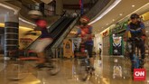 FOTO : Gowes Sepeda Keliling Mal di Jakarta Sebuah pusat perbelanjaan di kawasan Jakarta Selatan menyedikan layanan bersepeda keliling mal untuk menarik minat pengunjung yang berkurang selama pandemi.