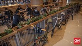 FOTO : Gowes Sepeda Keliling Mal di Jakarta Sebuah pusat perbelanjaan di kawasan Jakarta Selatan menyedikan layanan bersepeda keliling mal untuk menarik minat pengunjung yang berkurang selama pandemi.